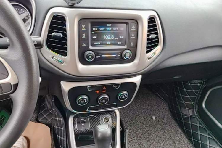 Used Jeep Compass 2017 200T Automatic Comfort Edition Audio And AC Panel