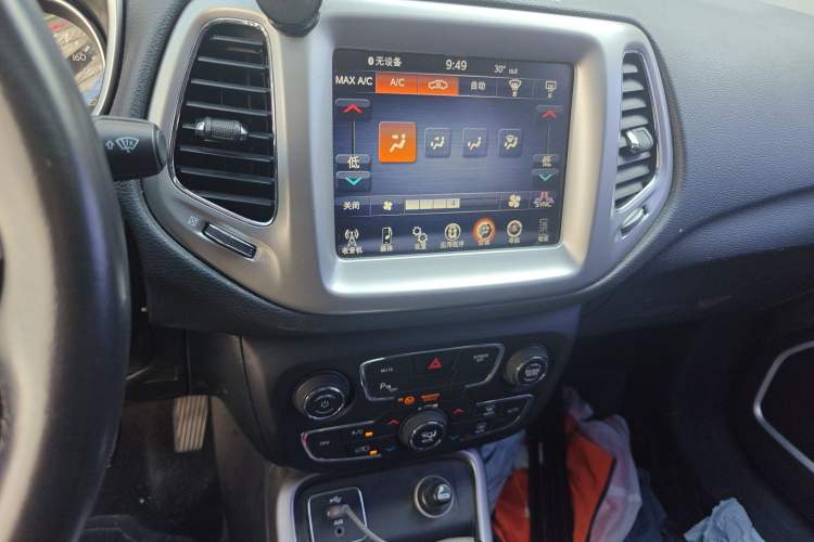 Used Jeep Compass 2017 200T Automatic Family Edition Audio And AC Panel