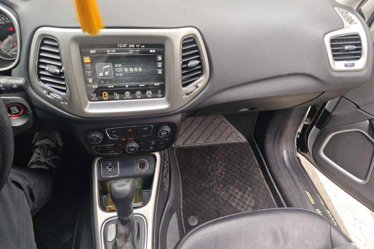 Used Jeep Compass 2017 200T Automatic Family Edition Audio And AC Panel