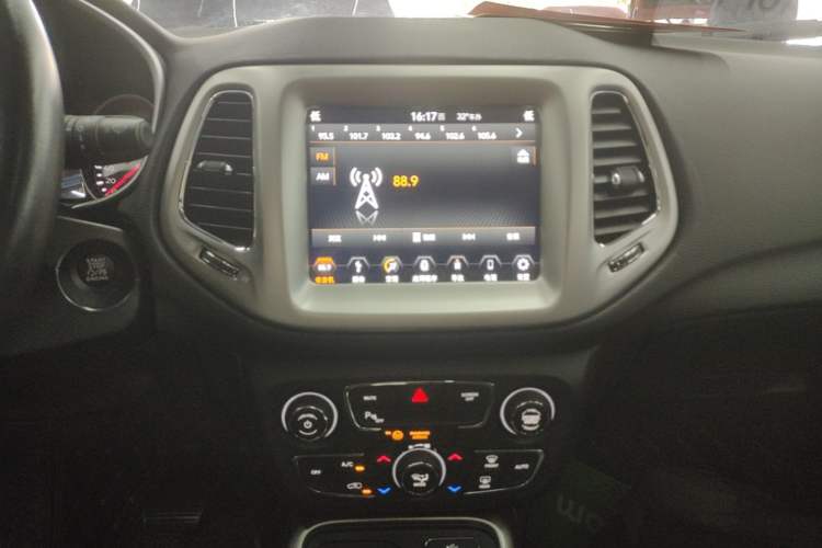 Used Jeep Compass 2017 200T Automatic Family Enjoyment Four-Wheel Drive Edition Audio And AC Panel