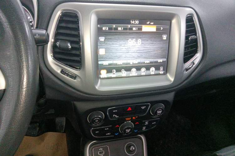 Used Jeep Compass 2017 200T Automatic Family Edition Audio And AC Panel