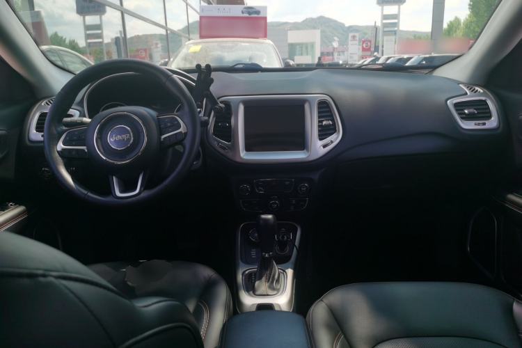 Used Jeep Compass 2017 200T Automatic Family Enjoyment Four-Wheel Drive Edition Center Console