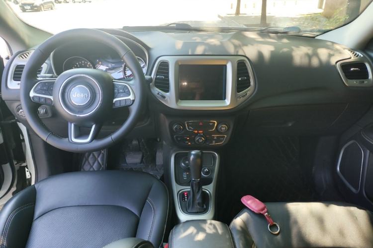 Used Jeep Compass 2017 200T Automatic Family Enjoyment Four-Wheel Drive Edition Center Console