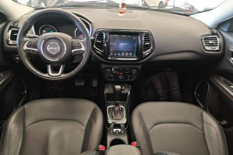 Used Jeep Compass 2017 200T Automatic Prestige Edition Center Console