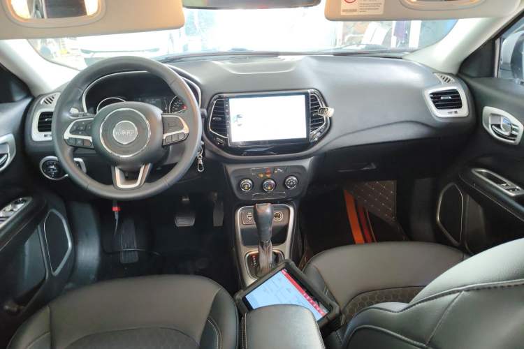 Used Jeep Compass 2017 200T Automatic Comfort Edition Center Console