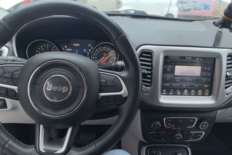 Used Jeep Compass 2017 200T Automatic Family Edition Center Console