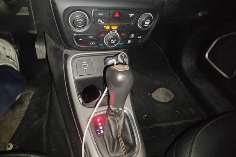 Used Jeep Compass 2017 200T Automatic Family Edition Gear Lever