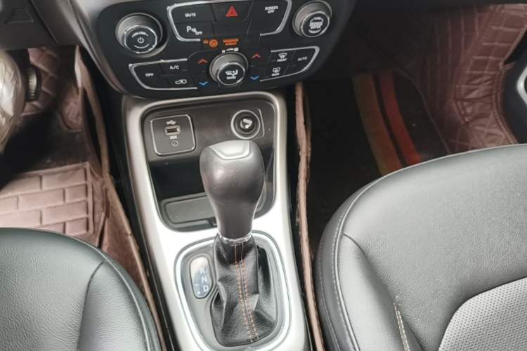 Used Jeep Compass 2017 200T Automatic Family Edition Gear Lever