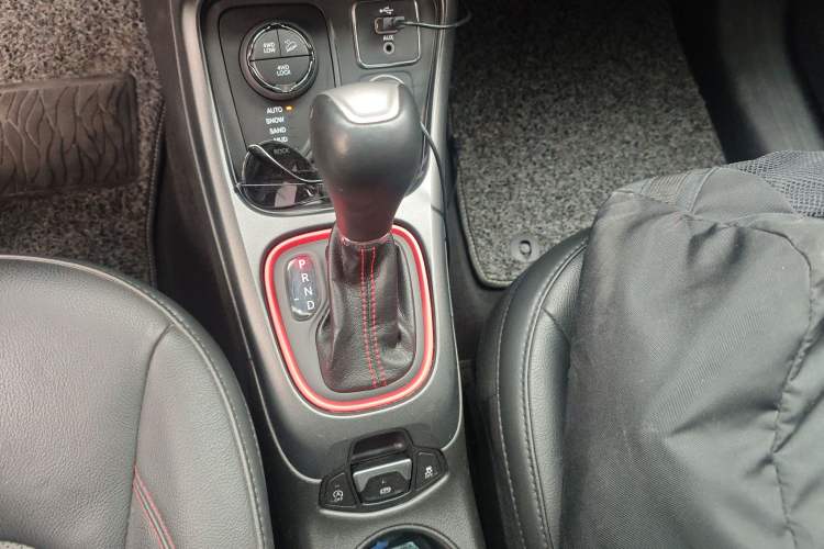 Used Jeep Compass 2017 200TS Automatic High-Performance All-Wheel Drive Edition Gear Lever