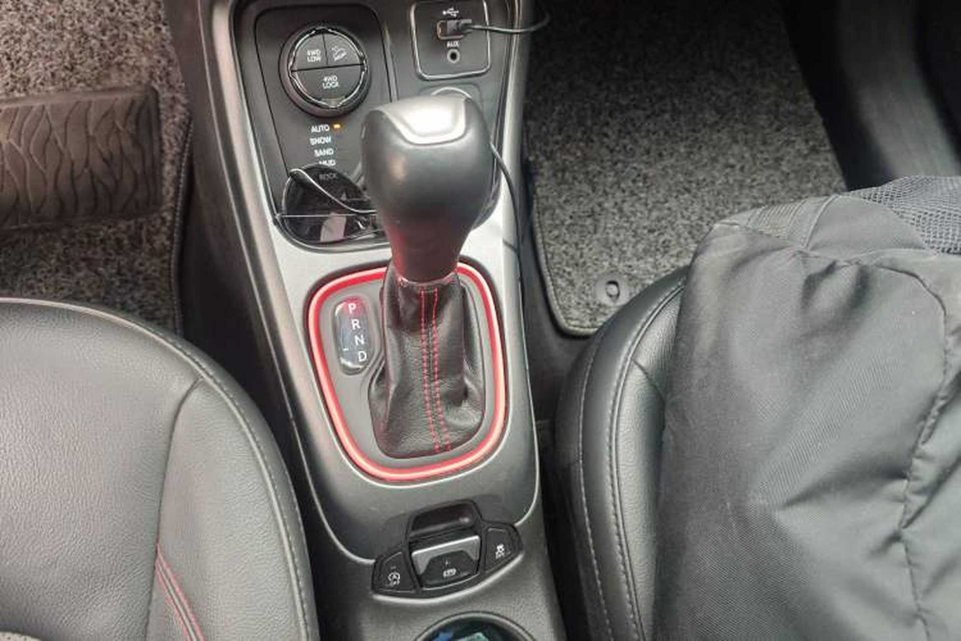 Used Jeep Compass 2017 200TS Automatic High-Performance All-Wheel Drive Edition Gear Lever