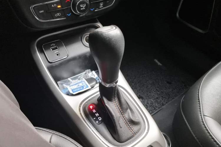 Used Jeep Compass 2017 200T Automatic Family Edition Gear Lever