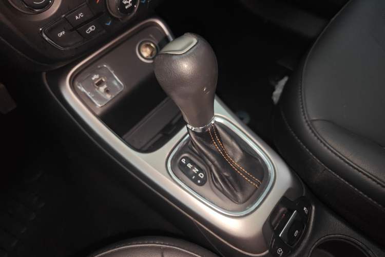 Used Jeep Compass 2017 200T Automatic Family Edition Gear Lever