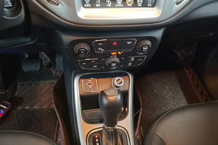 Used Jeep Compass 2017 200T Automatic Family Edition Gear Lever