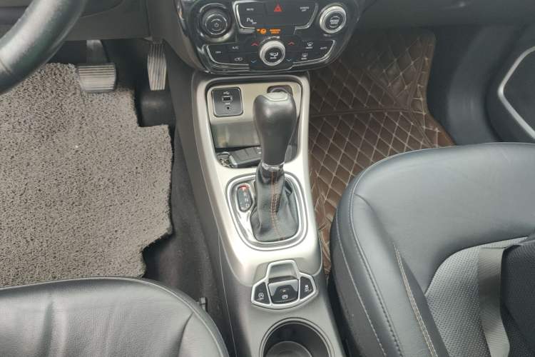Used Jeep Compass 2017 200T Automatic Family Edition Gear Lever