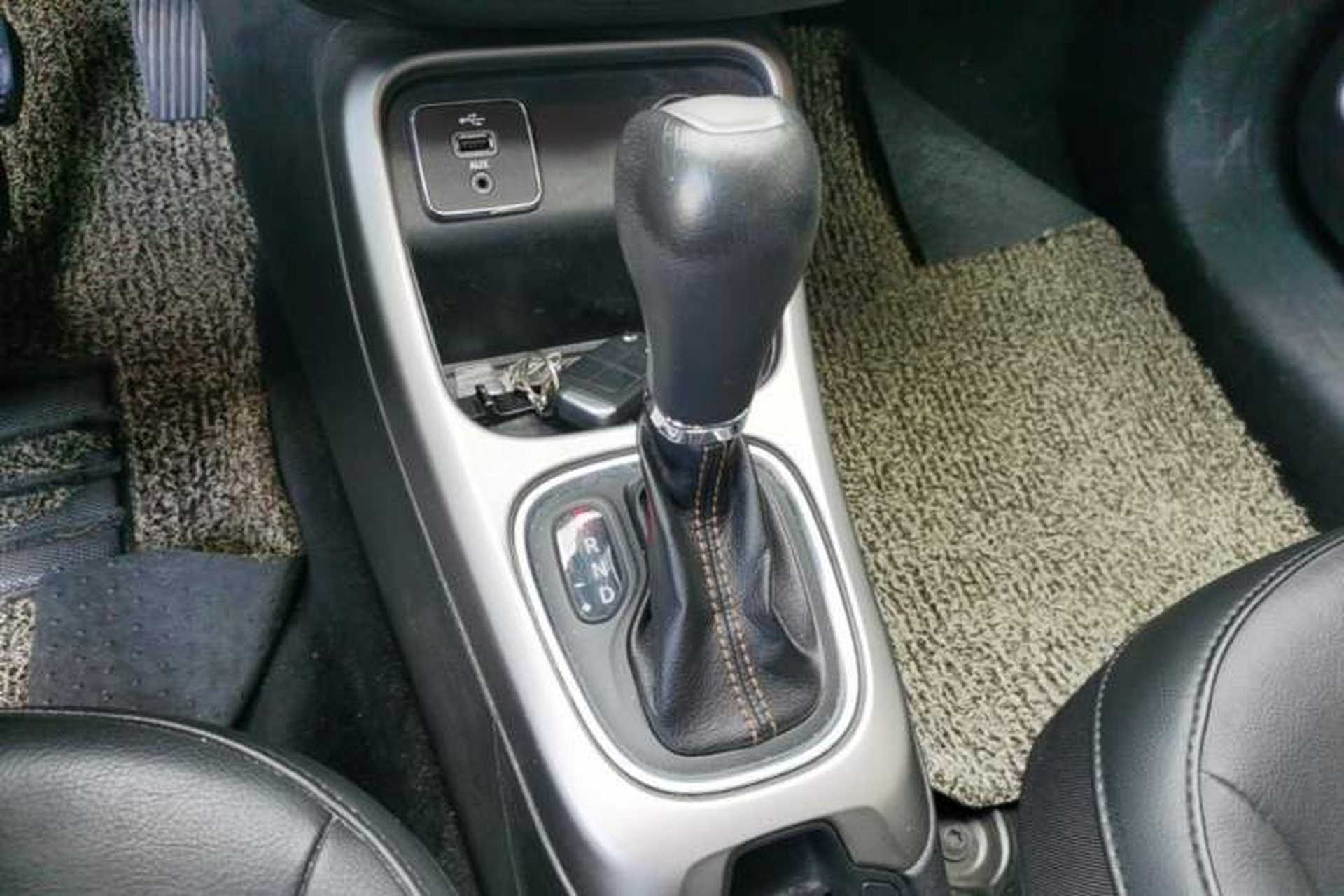 Used Jeep Compass 2017 200T Automatic Family Edition Gear Lever