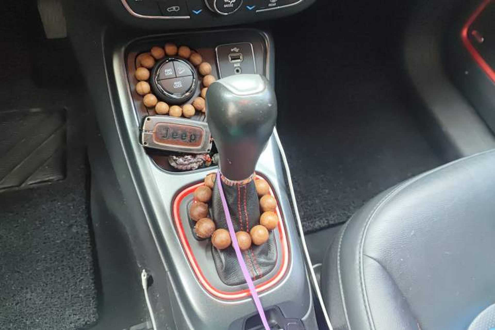 Used Jeep Compass 2017 200TS Automatic High-Performance All-Wheel Drive Edition Gear Lever