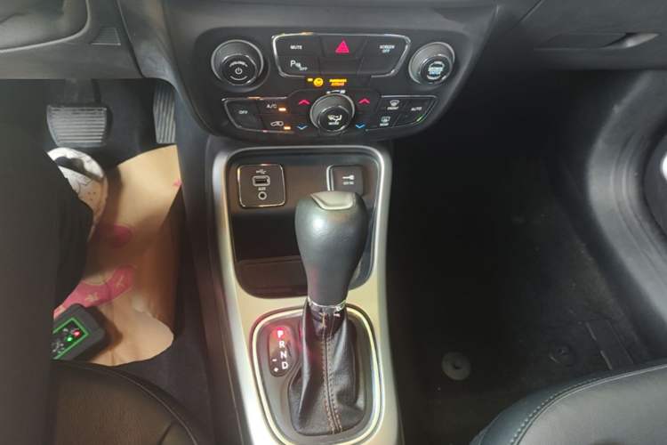 Used Jeep Compass 2017 200T Automatic Family Edition Gear Lever