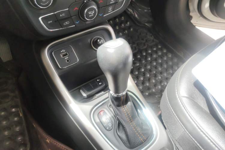 Used Jeep Compass 2017 200T Automatic Family Edition Gear Lever