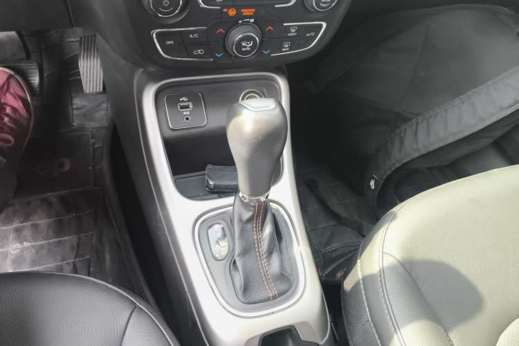 Used Jeep Compass 2017 200T Automatic Family Edition Gear Lever