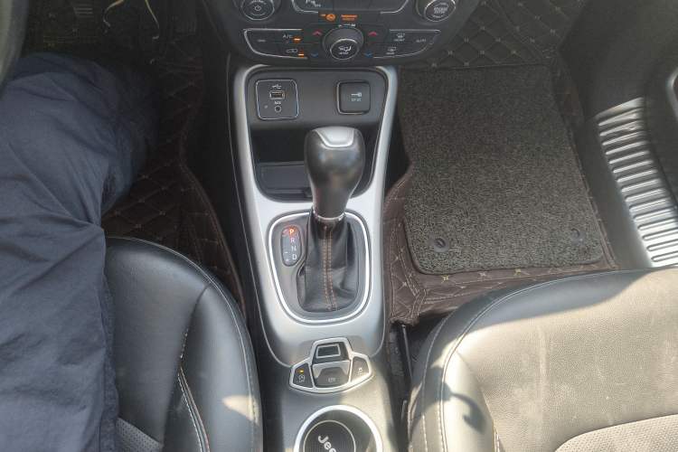 Used Jeep Compass 2017 200T Automatic Family Edition Gear Lever
