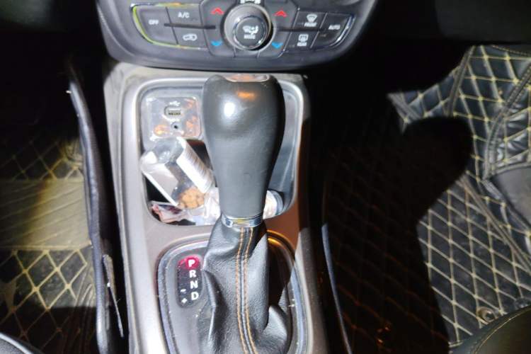 Used Jeep Compass 2017 200T Automatic Family Edition Gear Lever