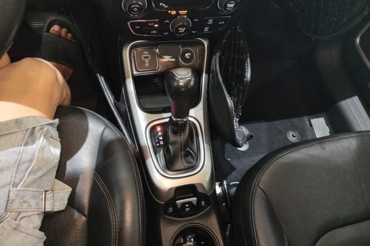 Used Jeep Compass 2017 200T Automatic Family Edition Gear Lever