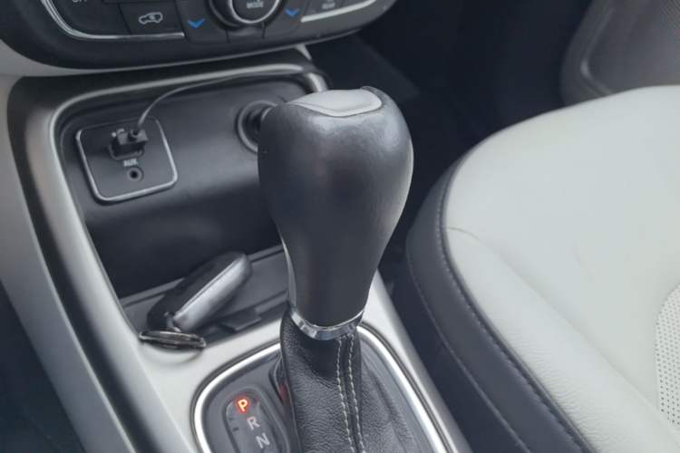 Used Jeep Compass 2017 200T Automatic Family Edition Gear Lever