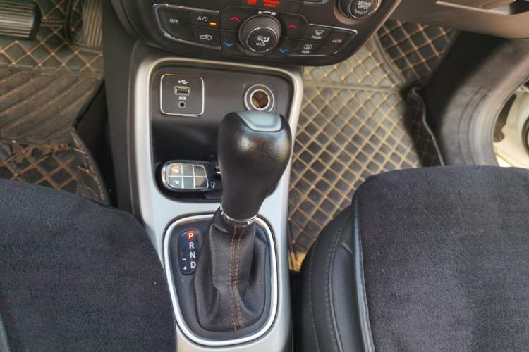 Used Jeep Compass 2017 200T Automatic Family Edition Gear Lever
