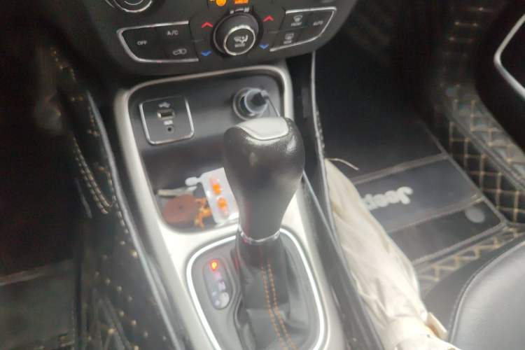 Used Jeep Compass 2017 200T Automatic Family Edition Gear Lever