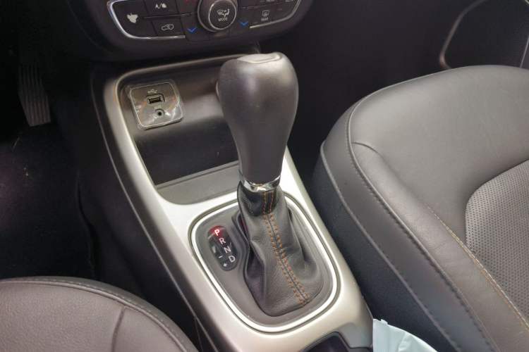 Used Jeep Compass 2017 200T Automatic Family Edition Gear Lever