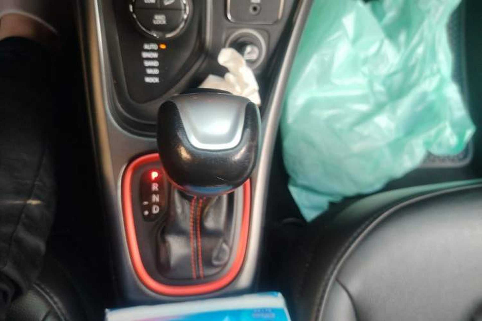 Used Jeep Compass 2017 200TS Automatic High-Performance All-Wheel Drive Edition Gear Lever