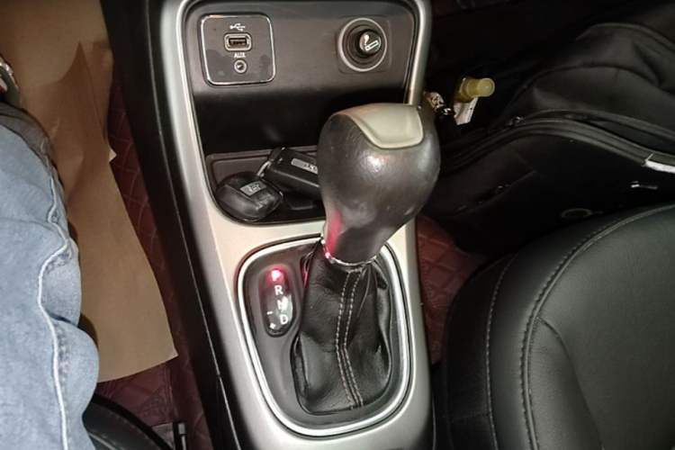 Used Jeep Compass 2017 200T Automatic Family Edition Gear Lever