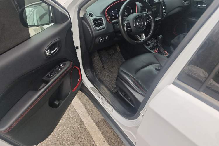 Used Jeep Compass 2017 200TS Automatic High-Performance All-Wheel Drive Edition Interior 3
