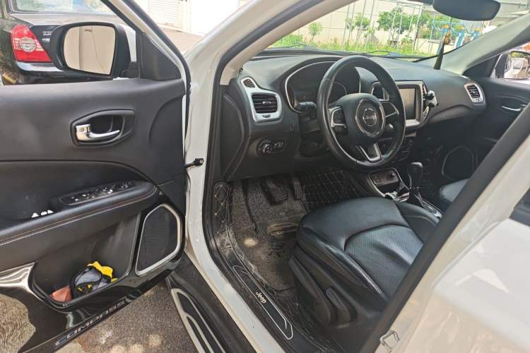 Used Jeep Compass 2017 200T Automatic Family Edition Interior 3