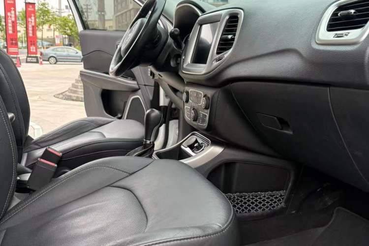 Used Jeep Compass 2017 200T Automatic Family Edition Interior 6