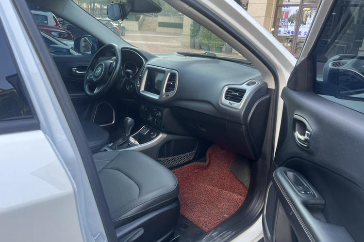 Used Jeep Compass 2017 200T Automatic Family Edition Interior 8