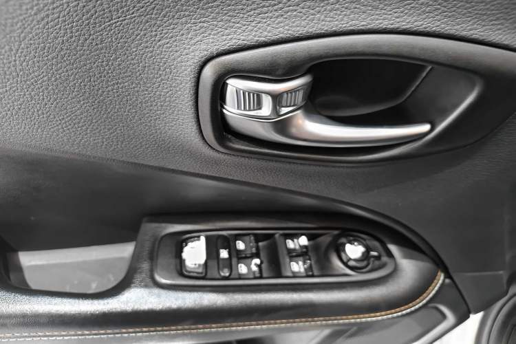 Used Jeep Compass 2017 200T Automatic Family Edition Interior 9