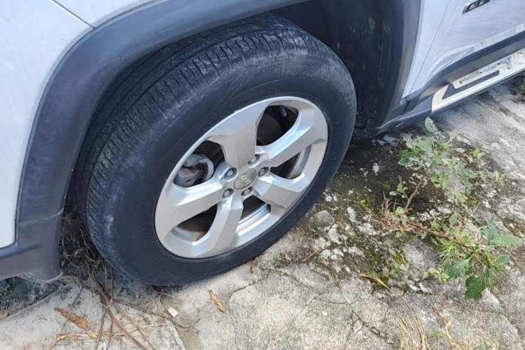 Used Jeep Compass 2017 200T Automatic Comfort Edition Left Front Wheel Hub