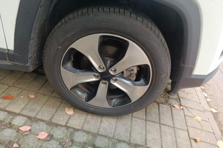 Used Jeep Compass 2017 200T Automatic Prestige Edition Right Front Wheel Hub