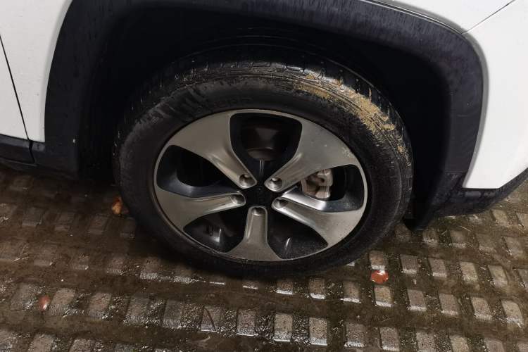 Used Jeep Compass 2017 200T Automatic Prestige Edition Right Front Wheel Hub
