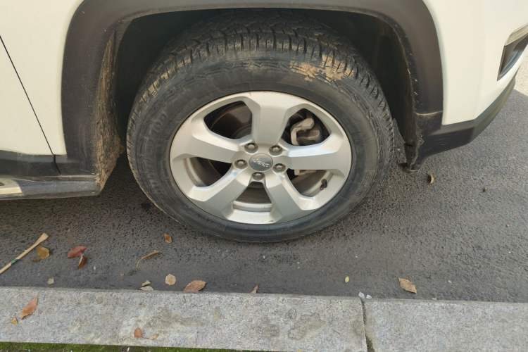 Used Jeep Compass 2017 200T Automatic Family Edition Right Front Wheel Hub