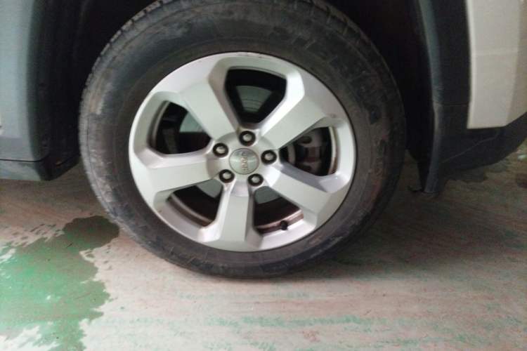 Used Jeep Compass 2017 200T Automatic Comfort Edition Right Front Wheel Hub