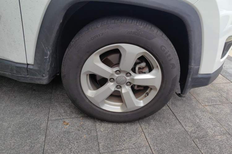 Used Jeep Compass 2017 200T Automatic Family Edition Right Front Wheel Hub