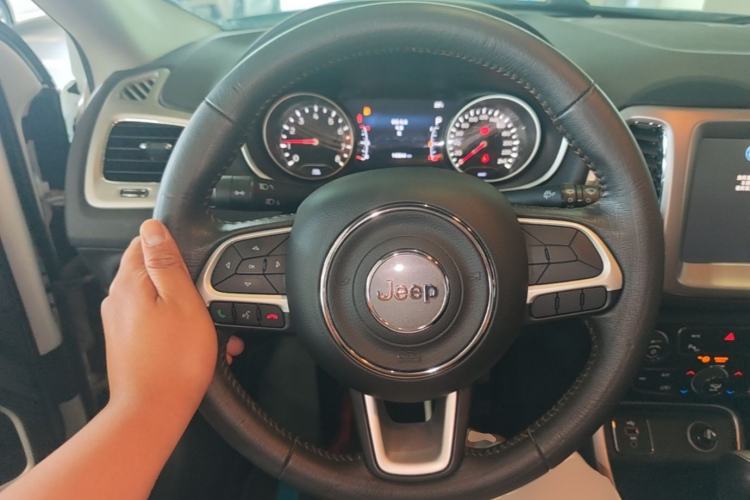 Used Jeep Compass 2017 200T Automatic Family Edition Steering Wheel