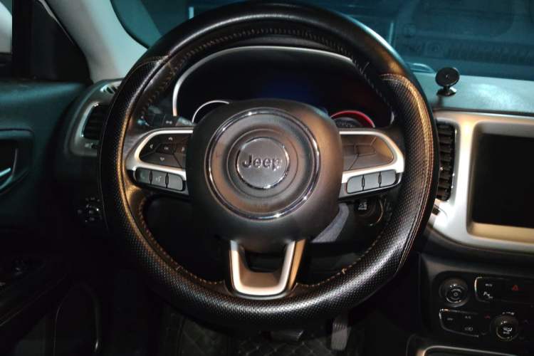 Used Jeep Compass 2017 200T Automatic Family Edition Steering Wheel