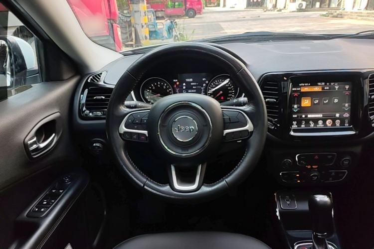 Used Jeep Compass 2017 200T Automatic Family Edition Steering Wheel