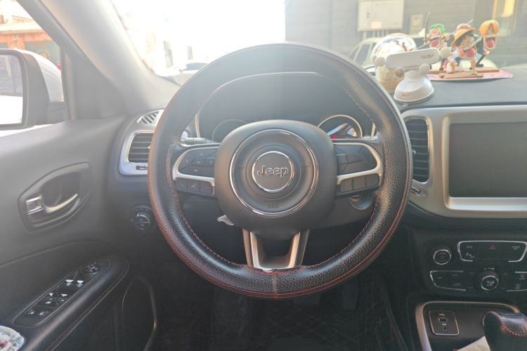 Used Jeep Compass 2017 200T Automatic Family Edition Steering Wheel