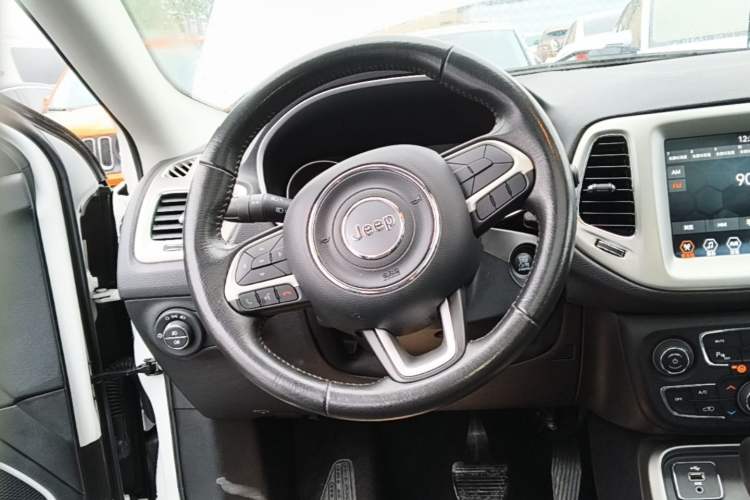 Used Jeep Compass 2017 200T Automatic Family Edition Steering Wheel