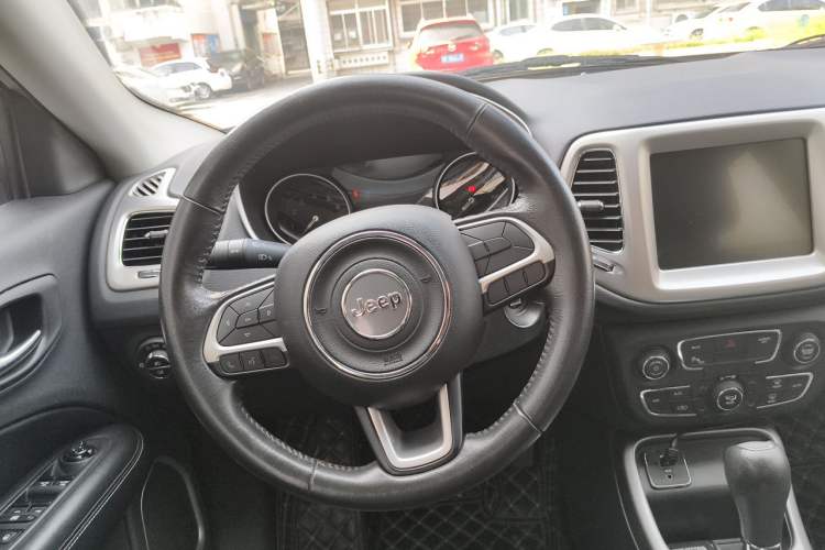 Used Jeep Compass 2017 200T Automatic Family Edition Steering Wheel
