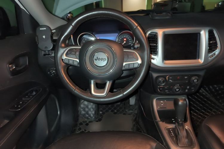 Used Jeep Compass 2017 200T Automatic Family Edition Steering Wheel
